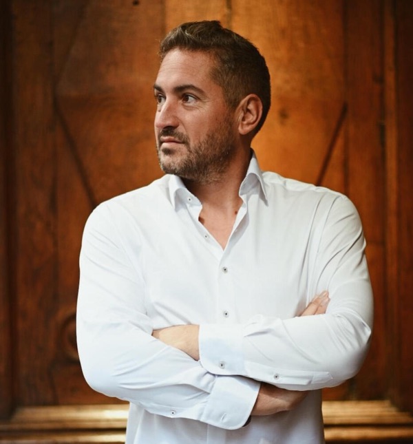 Portrait d'Antoine Peytavin, bras croisés, en chemise blanche